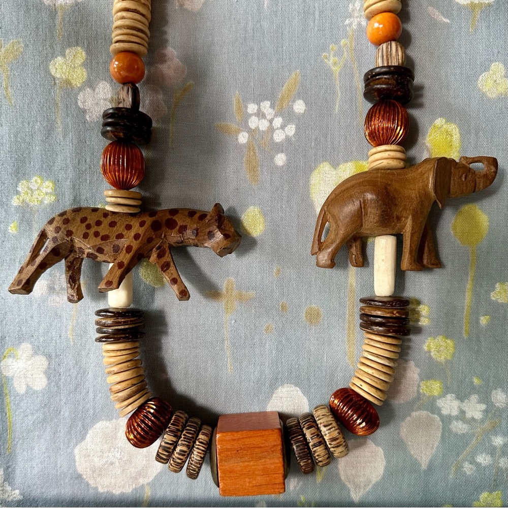 vintage mcm carved cheetah & elephant mixed materials wooden necklace - Picture 3 of 3
